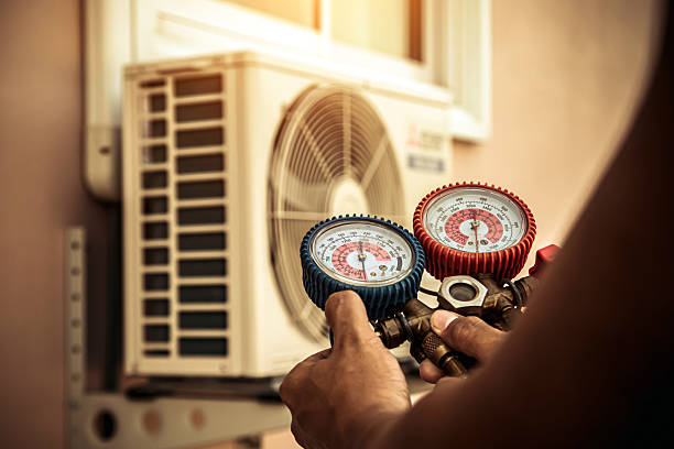 Professional Hvac technician working in South Pasadena, FL